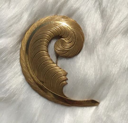 Pretty Gold Plated Swirl Leaf 🍃 Brooch Pin Vintage Style Women's Fashion