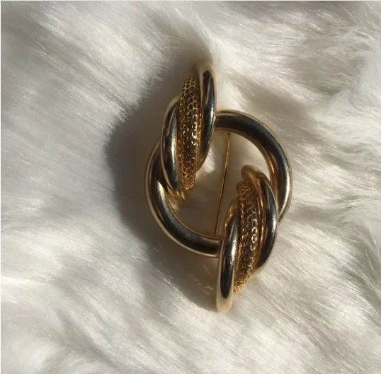 Pretty Gold-Plated Pretty Design Brooch Pin. Women's Ladies Fashion