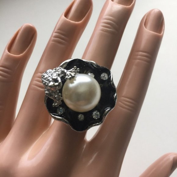 Brand-new big chunky adjustable ring 💍 fashion jewelry. 💎 pretty big white pearl in the middle with a frog 🐸 design. - Findsbyjune.com