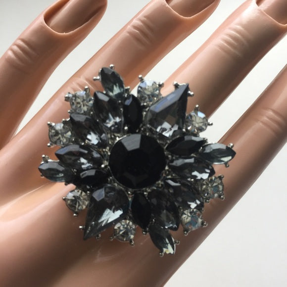 Brand-new big chunky adjustable ring 💍 for women & Ladies. fashion jewelry. 💎 Black very pretty with gemstones and rhinestones sparkly and shiny. Women's Ladies Fashion Jewelry - Findsbyjune.com